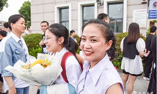 高考结束校花_高考结束出校门的视频