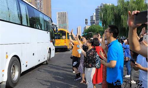 高考接送学生简报_高考接送报告